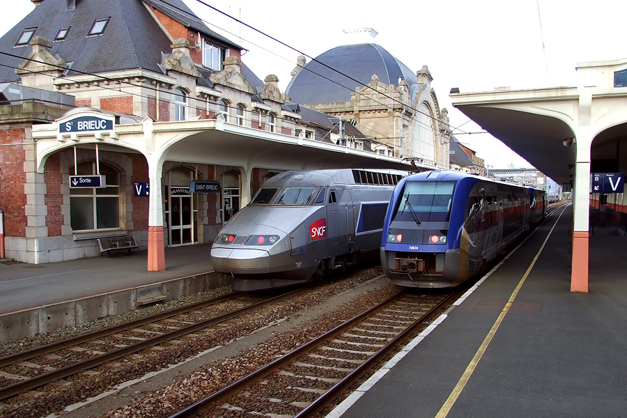 A Saint Brieuc, L' X 73574 en UM vu à côté d'un TGV A le 27.04.2008.jpg
